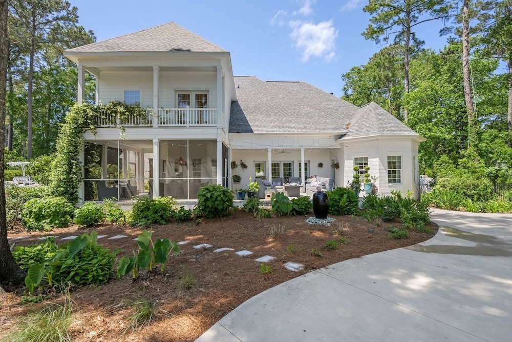 4 bedroom, 4.5 bath overlooking the pond, private pool! The White House 4 Home view 2