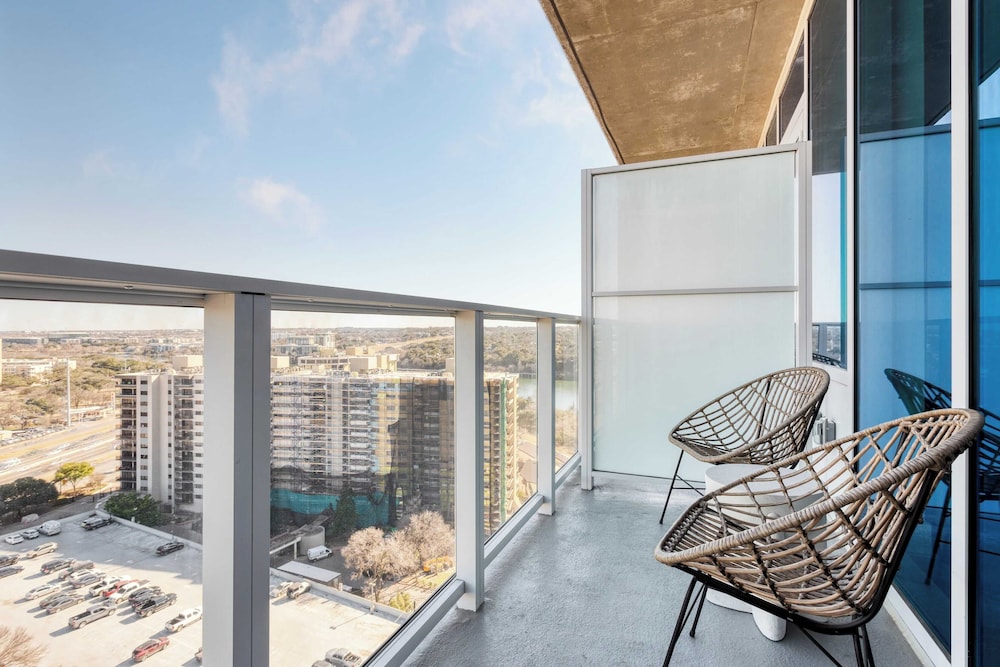 Sleeps 16 Brand New Austin High Rise w/ Rooftop Pool, Gym, Yoga Studio & More!