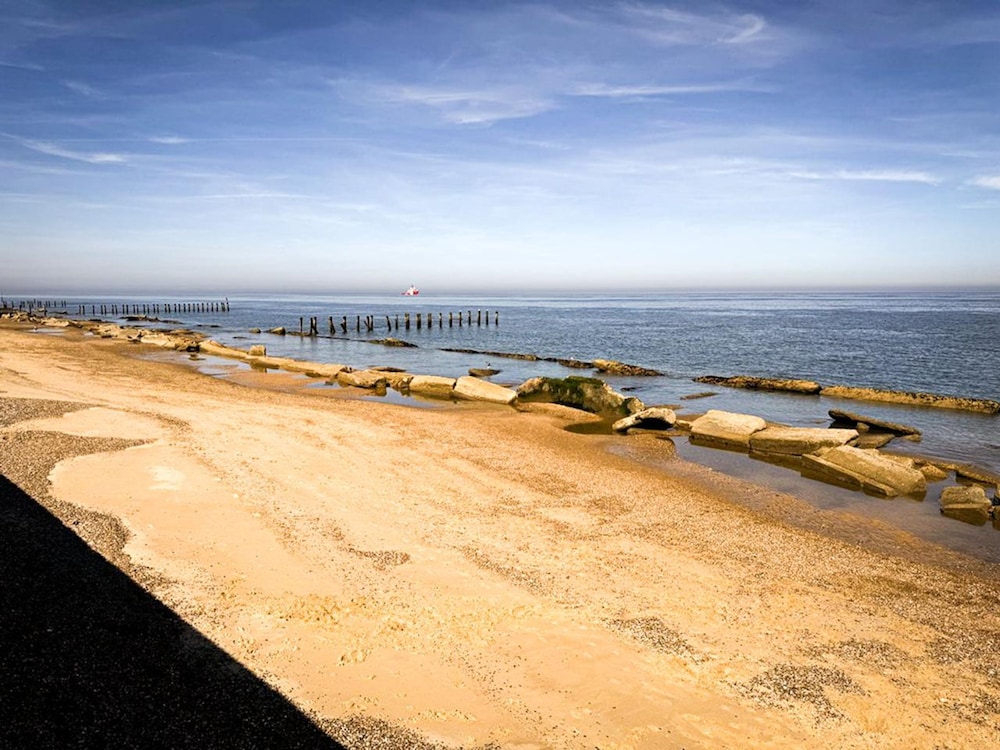 Beachside Caravan Retreat in Lowestoft Sleeps 4