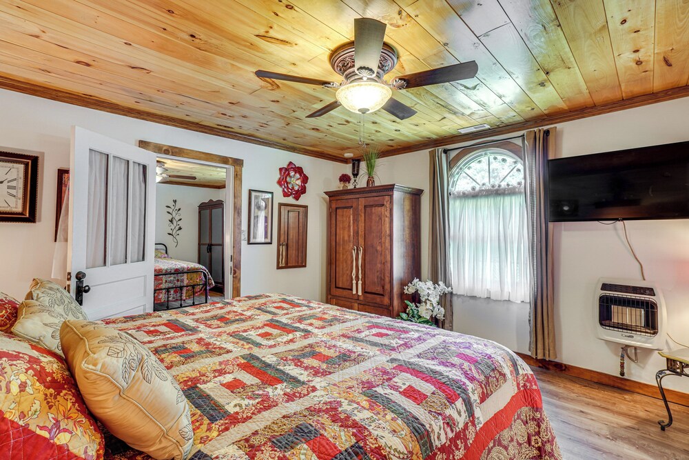 Riverfront Cabin - 6 Mi to Great Smoky Mtns NP!