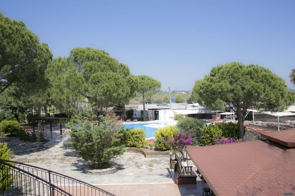Bodrum Sea Side Beach Club Otel - Image 38