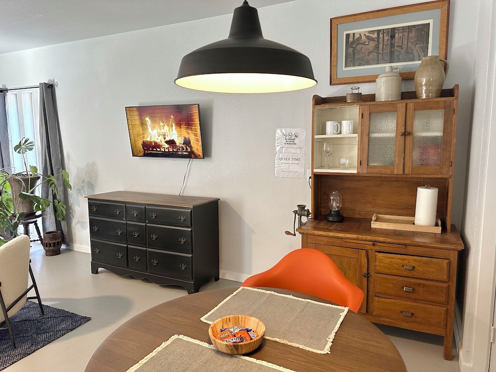 Modern Studio Retreat Stylish Spacious MR