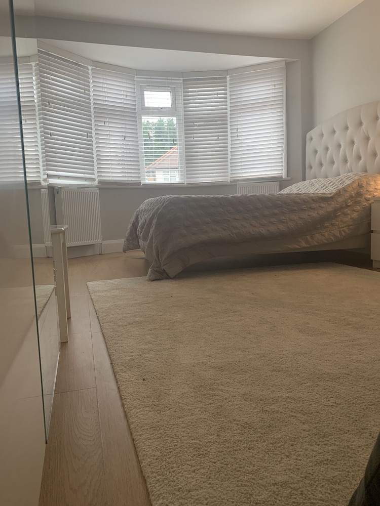 Immaculate 4 Bedroom House, Near Central London view 5