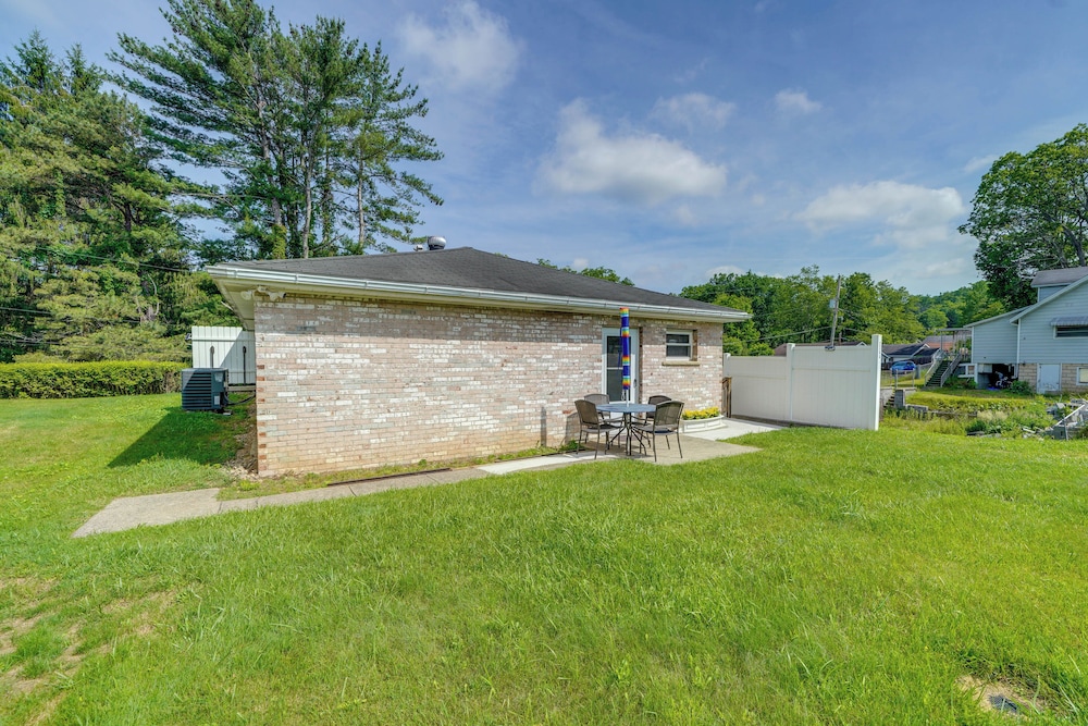 4 Mi to Off-road Park: Beckley Area Townhome