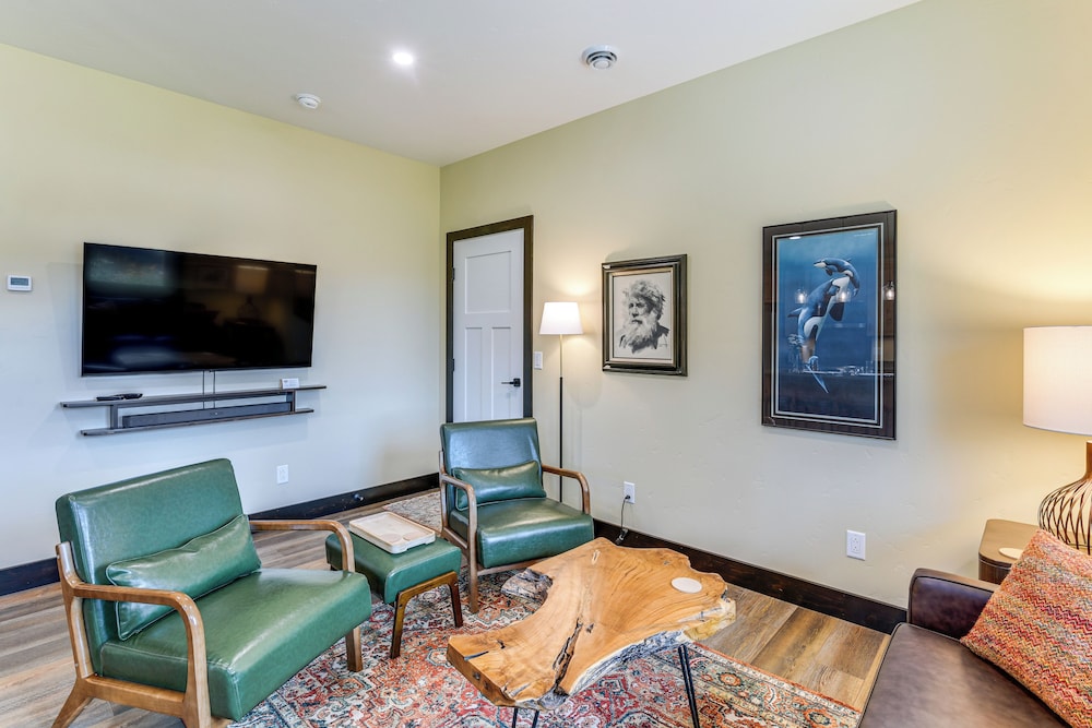 2 Mi to Dtwn Palmer: Custom Valley Home w/ Garage