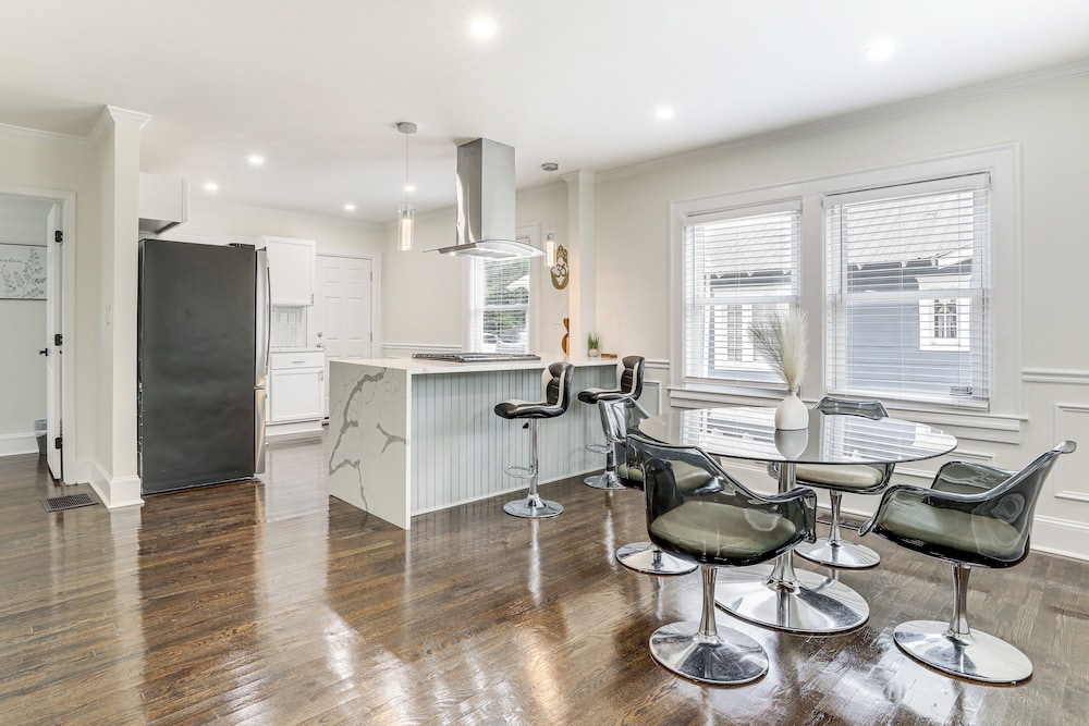 4 Mi to Aquarium & Arenas: Modern Atlanta Home