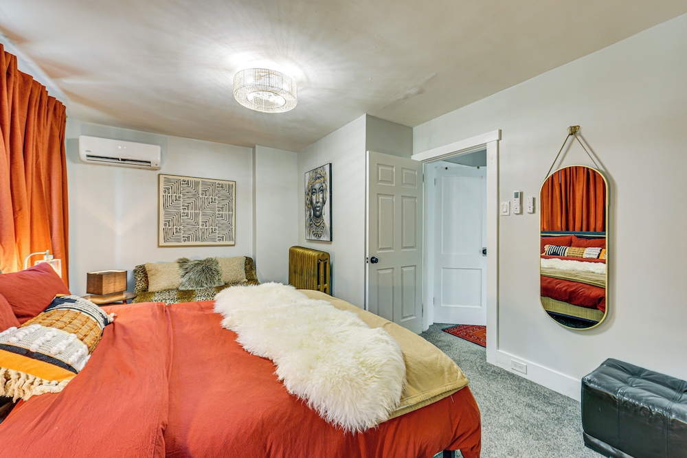 3 Mi to Frick Park: Artsy, Urban Retreat w/ Deck