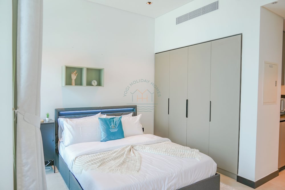 Urban Skyline City Comfort Studio