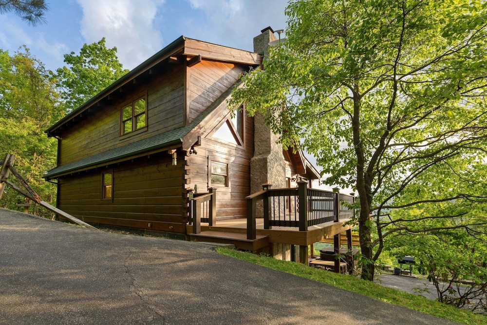 Breathtaking Hideaway 5 Bedroom Cabin
