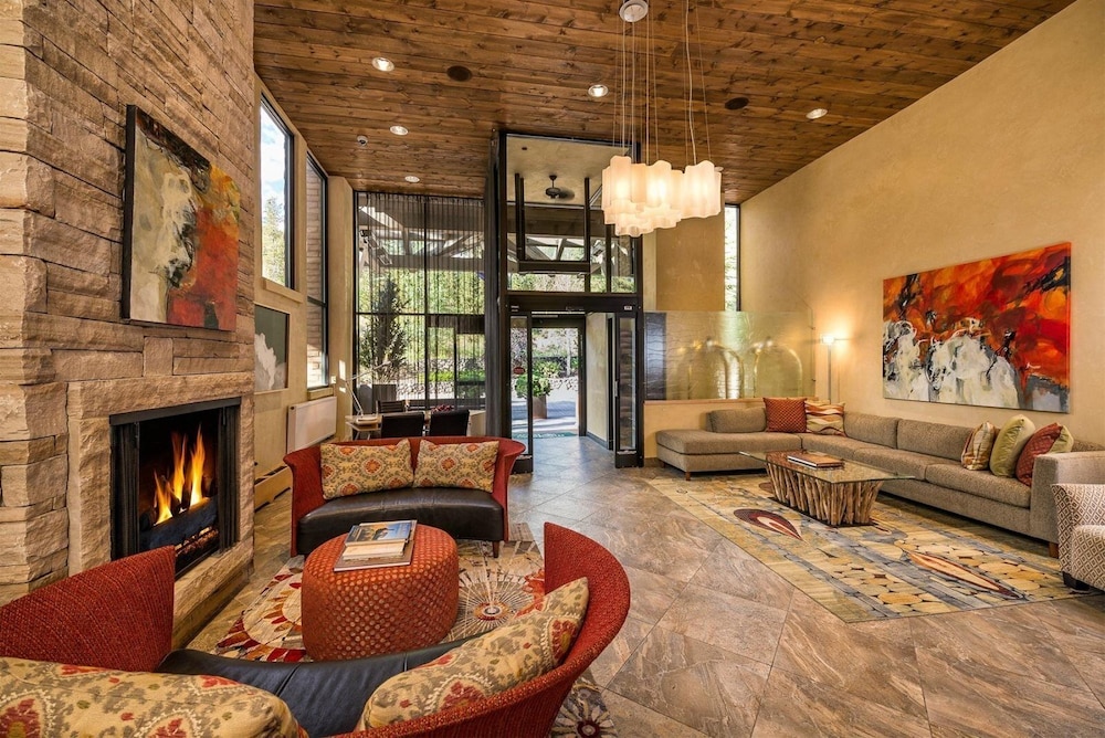 Vail Village 3 Bedroom Condo at the Covered Bridge - Pool, hot tub & More!