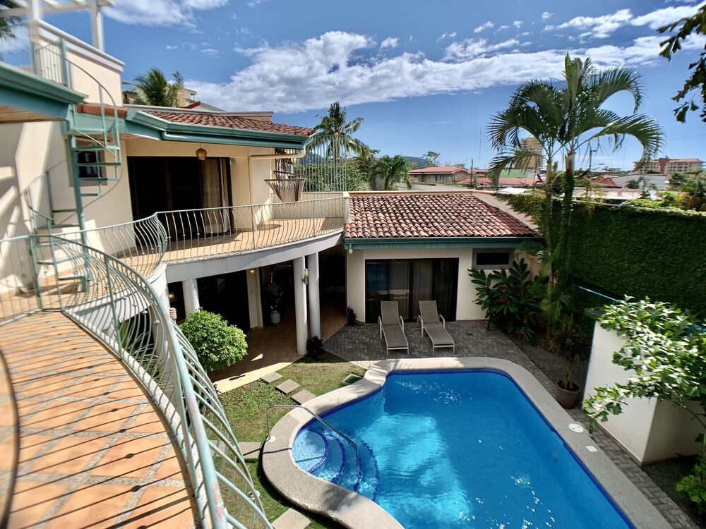 Villa Arenas: Private Pool & Easy Beach Access in Jaco by RedAwning