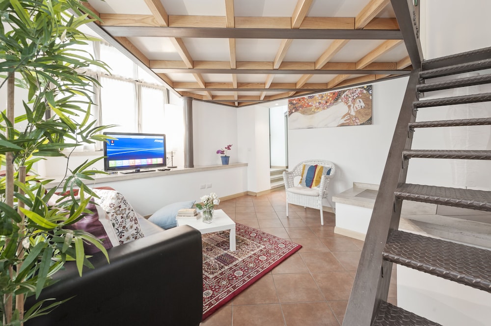 Inviting 3-bed Apartment in Roma 4mins to Colosseo