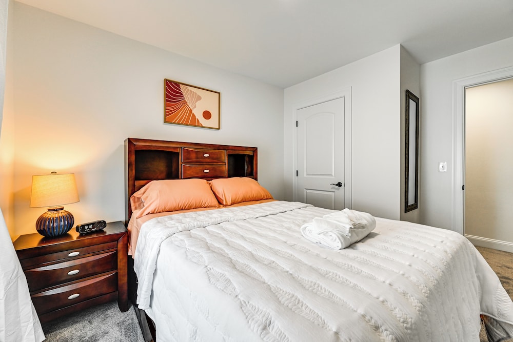 1 Mi to MGM Springfield: Cozy Winter Duplex!