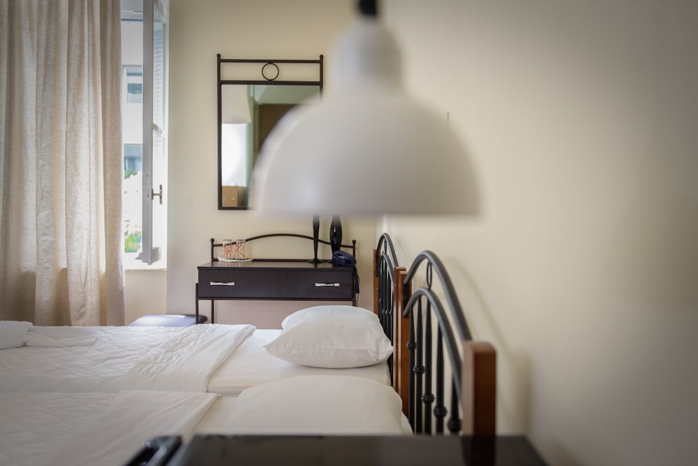 Athinas Street Inn