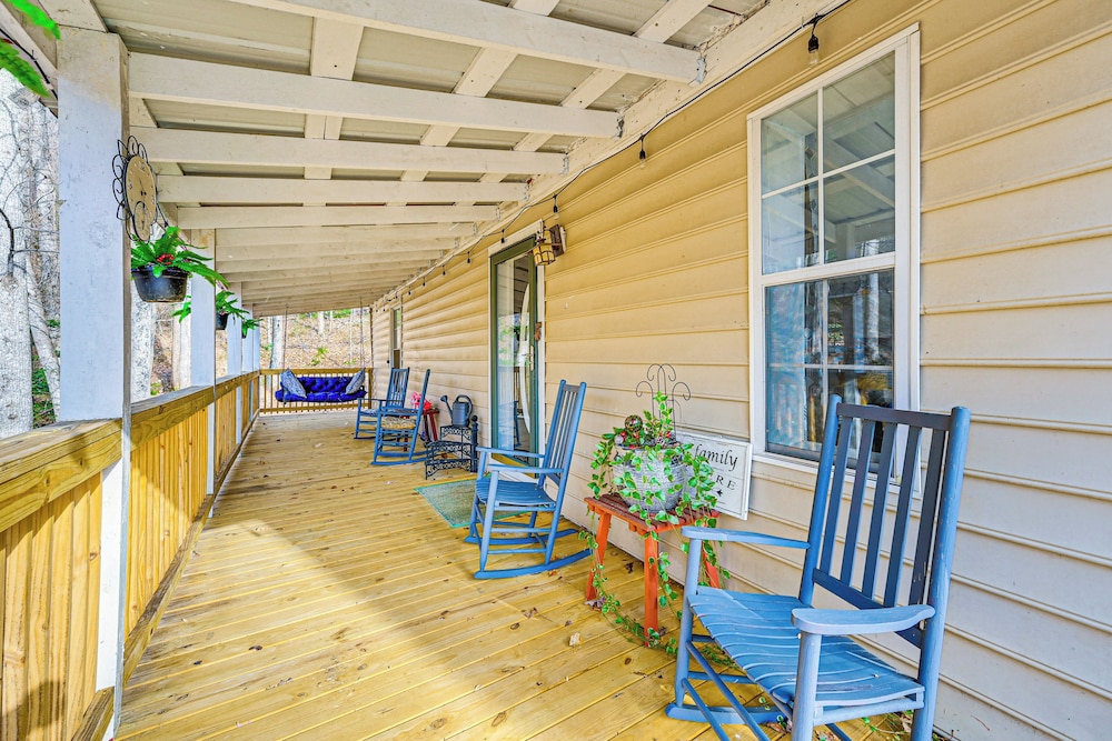 5 Mi to Blue Ridge Parkway: Mountain Cabin in Cana