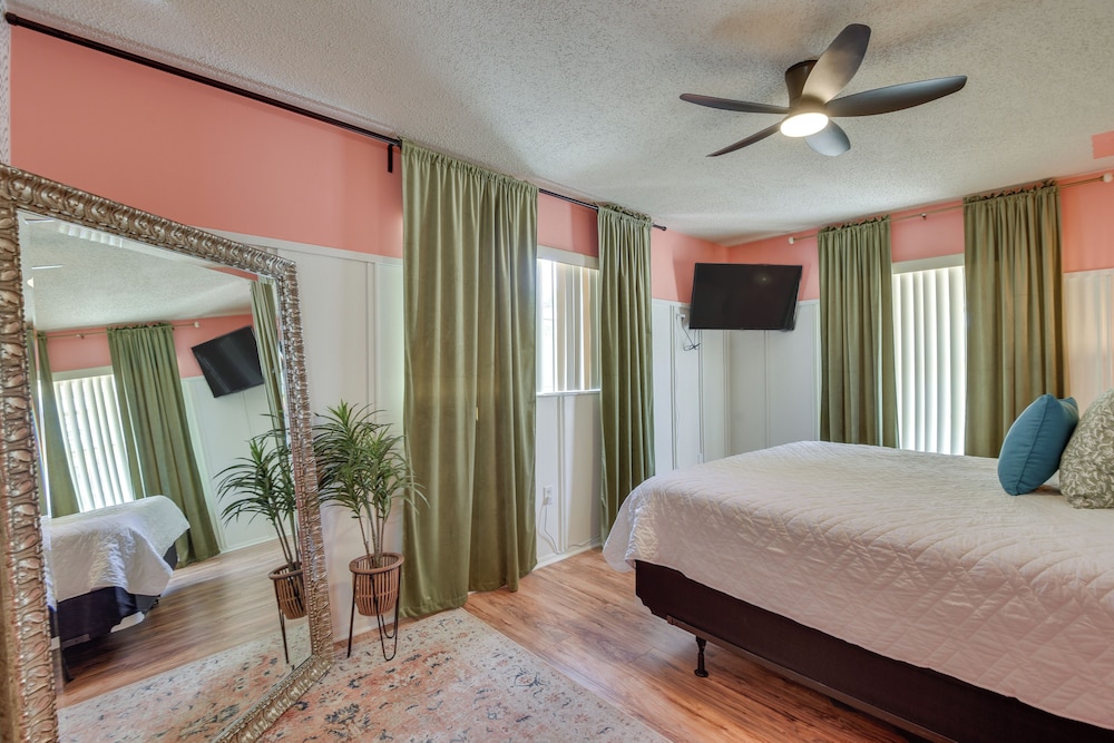 4 Mi to Riverwalk: Bradenton Home w/ Game Room