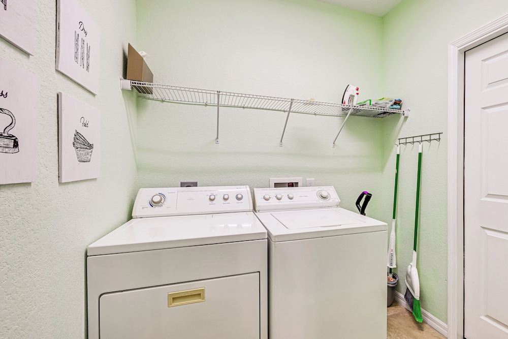 Pet-friendly Gem w/ Yard & Pool Access in Sebring