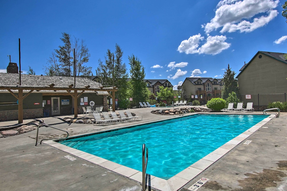Hot Tub & Mtn-view Deck: Townhome in Eden