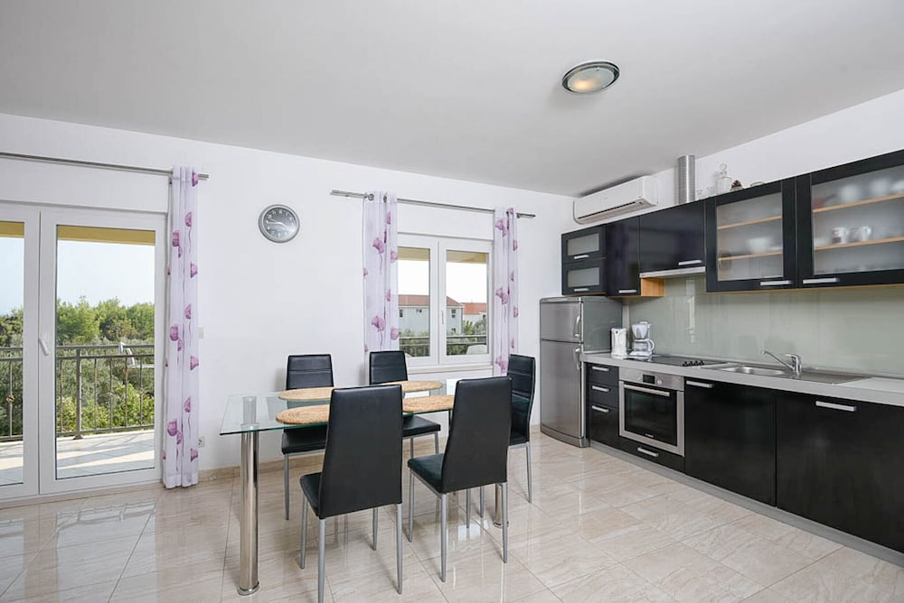 Apartments Trstenica