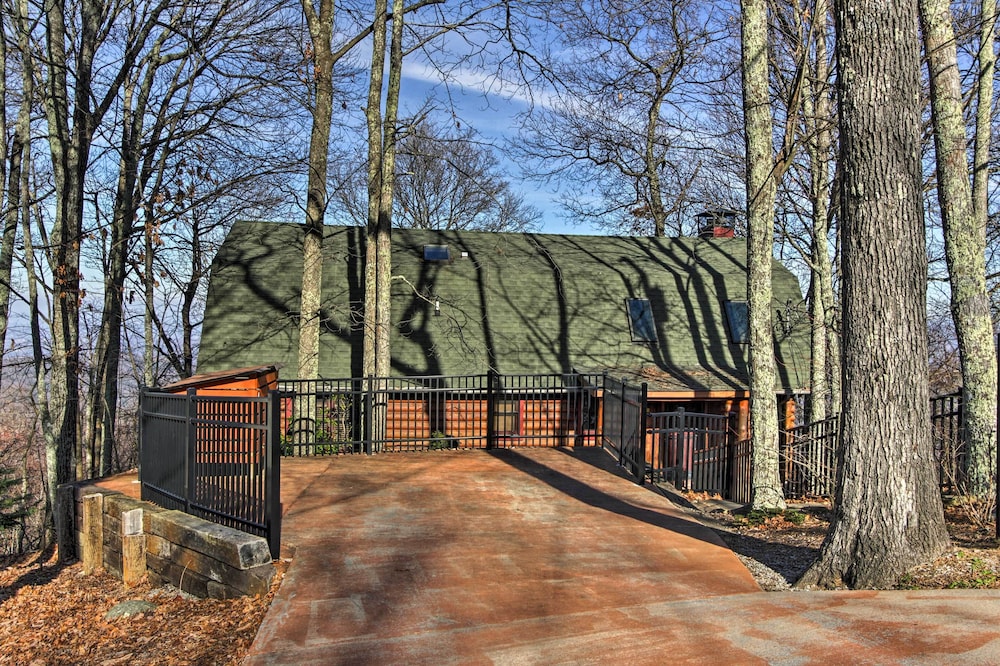 2 Mi to Ober Mtn: Hot Tub & Deck at Cozy Cabin!