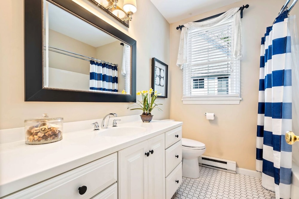 Captains Cottage Sleeps 6!