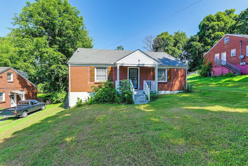7 Mi to Dtwn: Apt w/ Spacious Yard in Nashville