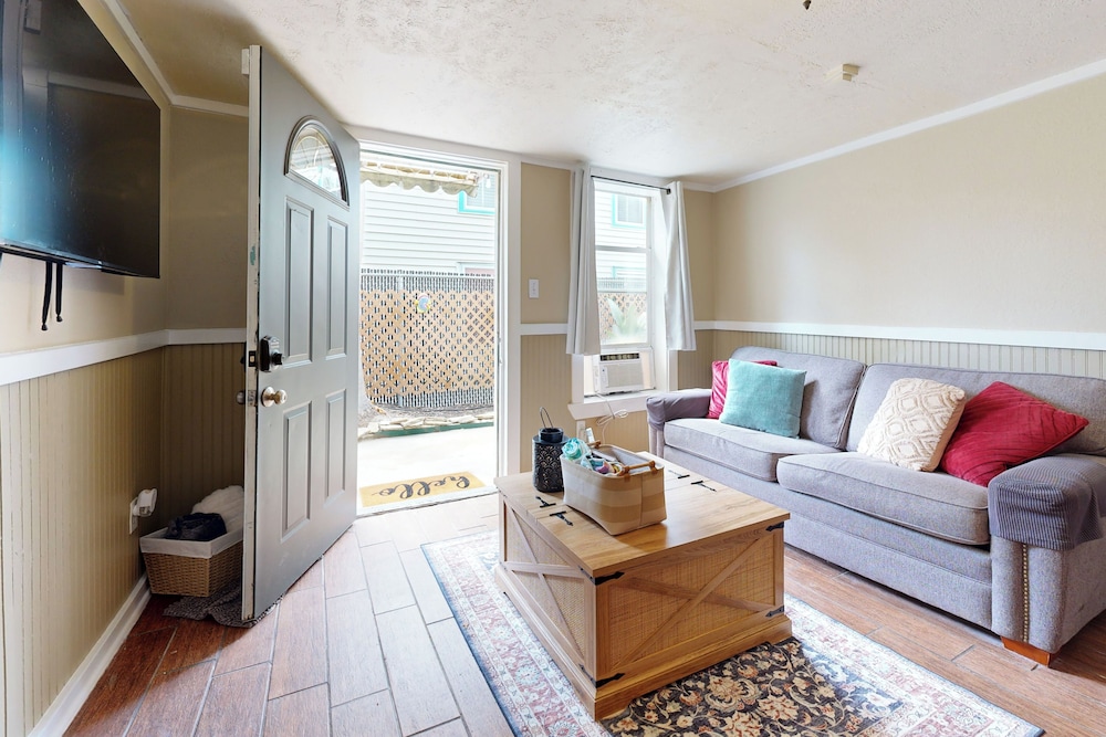2-story Galveston Getaway w/ Balcony & Patio