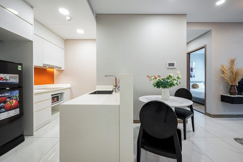 Luxury Sunwah Apartment near Landmark 81 - City View