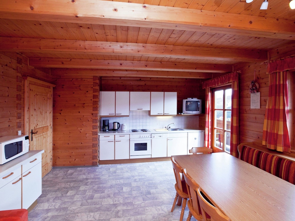 Farmhouse: Alpine Retreat With Mountain Views