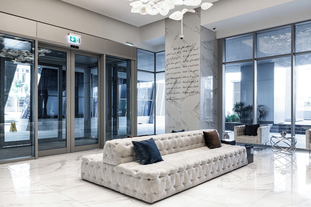 SIMPLY COMFORT Urban Chic Suites in J One Tower City & Canal Views