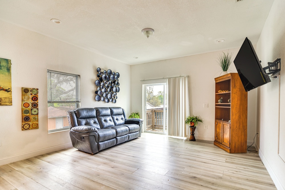 Close to Attractions: Tampa Retreat w/ Yard!