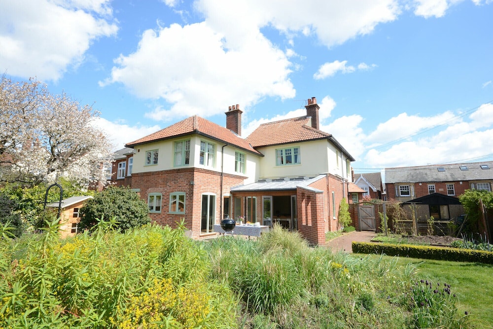 Holly Lodge