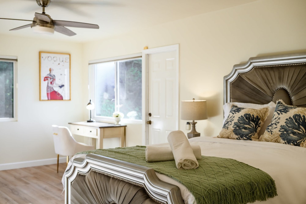 Spacious Retreat With Scenic Mountain Views