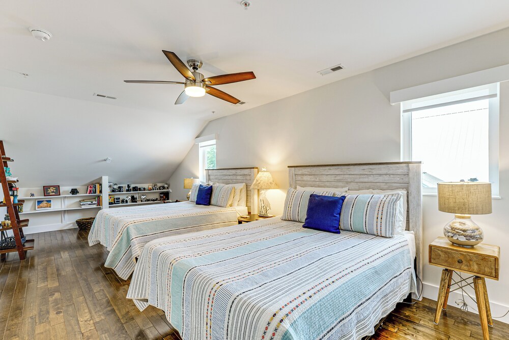 Near Solomons Island Boardwalk: Home w/ Hot Tub!