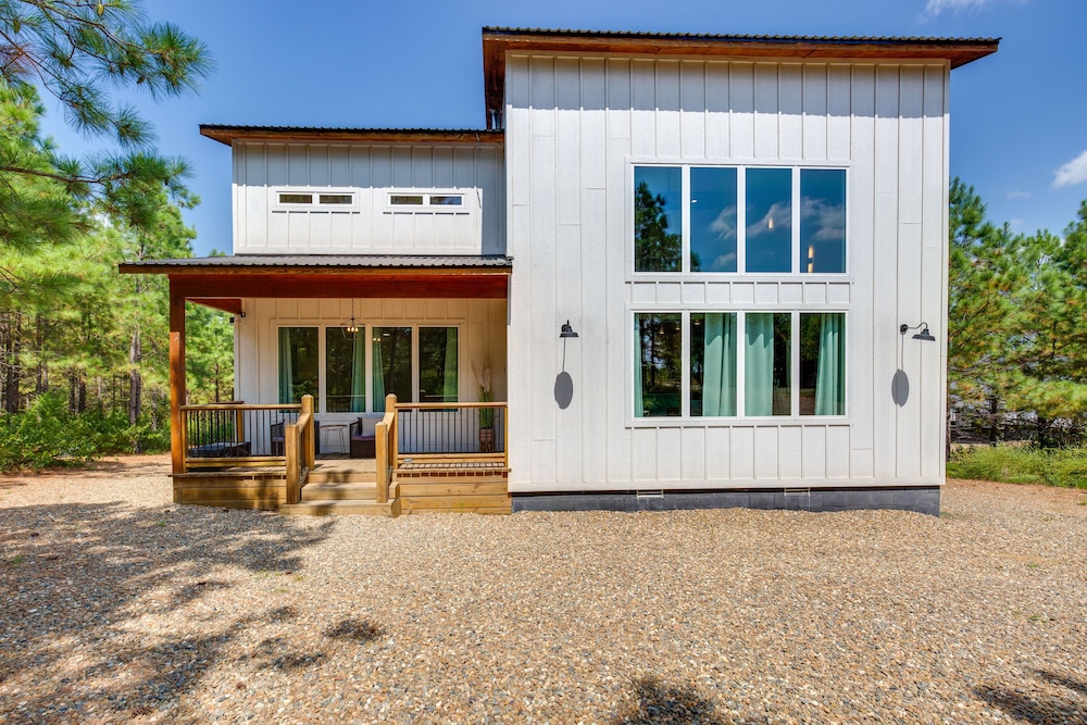 Luxe Broken Bow Cabin: Hot Tub & Outdoor Fireplace view 5
