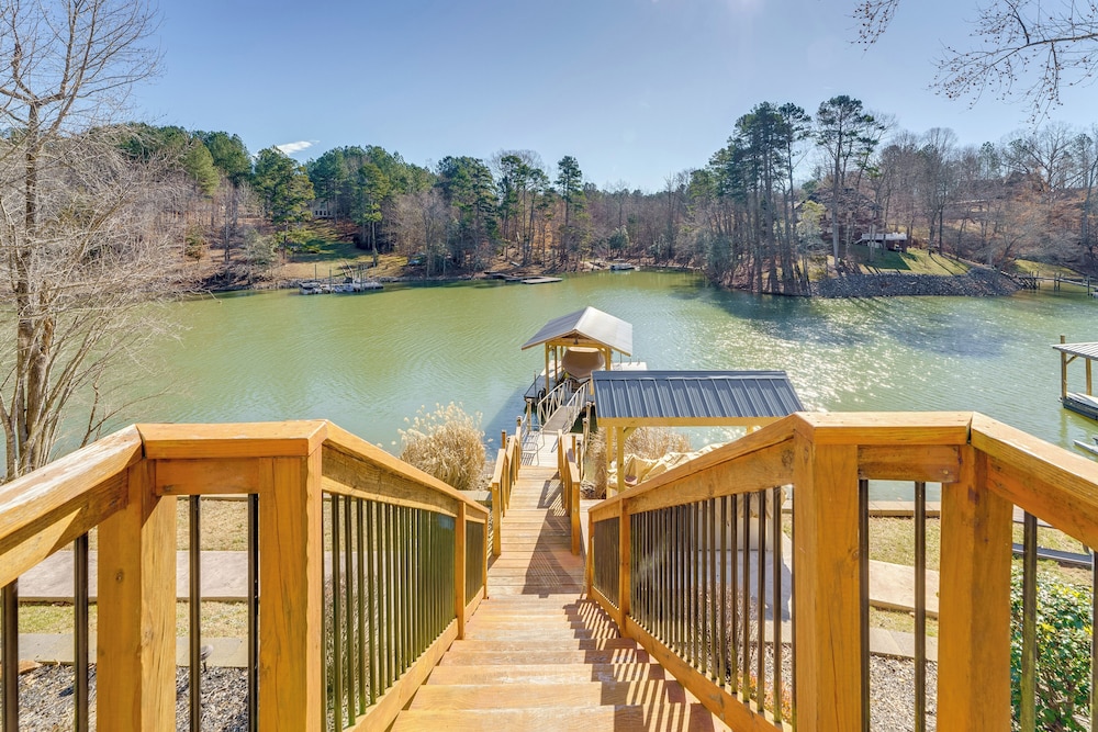 2 Kayaks: Lakefront Lookout Shoals Getaway!