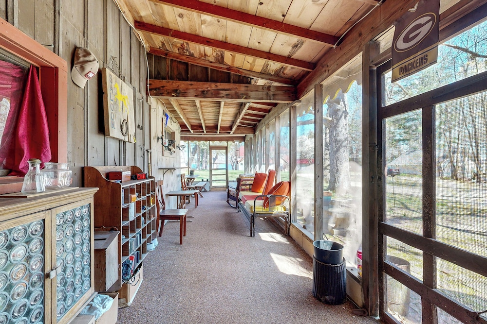 6BR Lakefront Estate w/ Private Piers & Patios