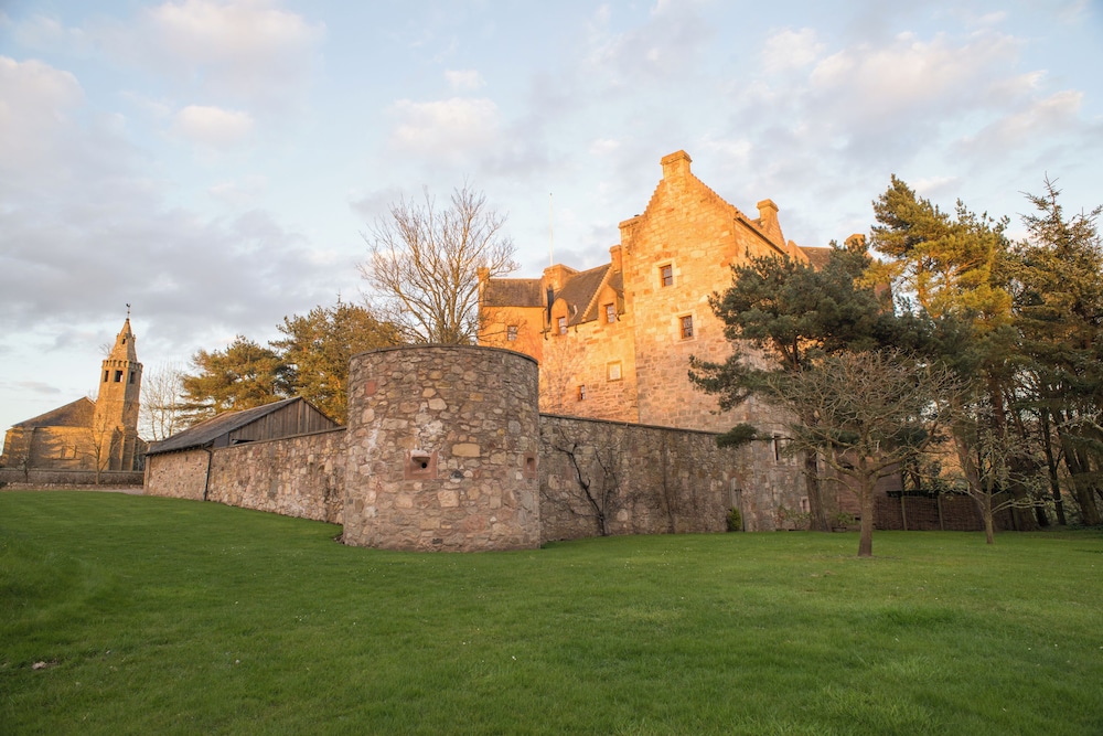 Historic 6-Bedrooms Castle Retreat