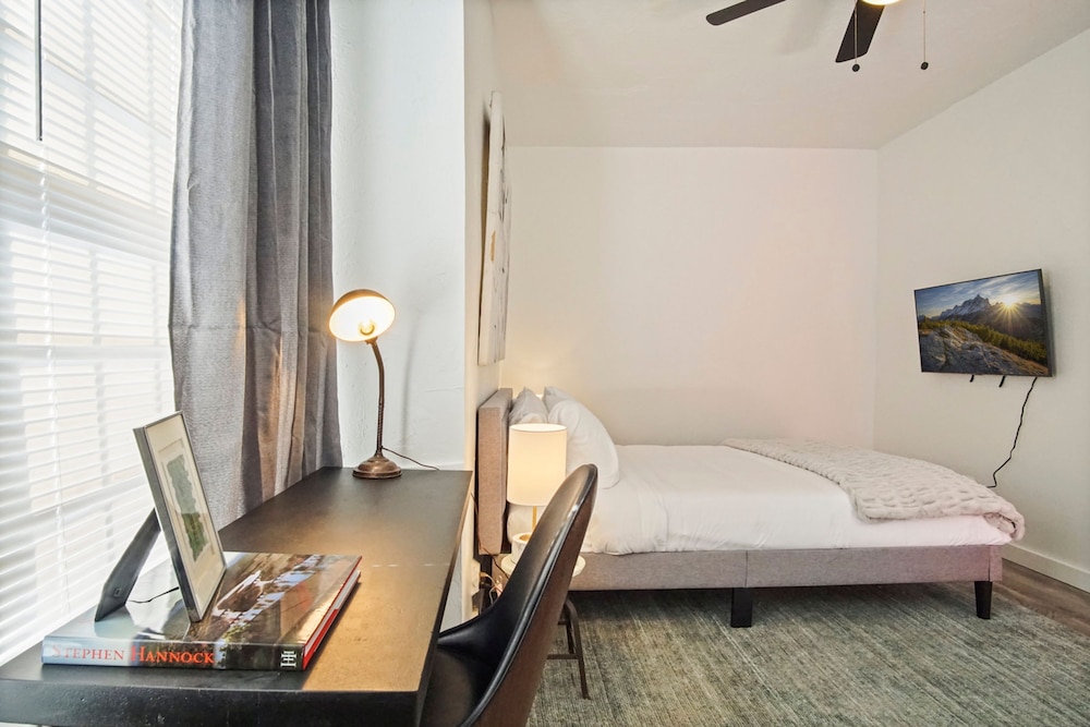 Cozy Plaza Hideaway Queen Bed Fast Wifi N40-1