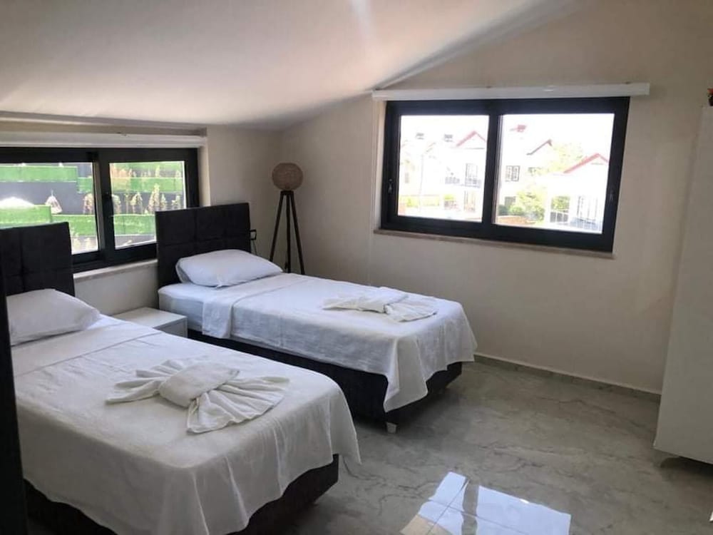 Stunning 4-bed Villa: Private Pool, Sauna & Hammam view 3