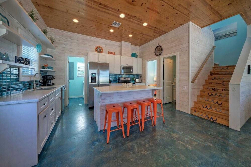 Sleeps 24, 2 Homes 2blocks to the Beach, Pool, Game Room, Patio w/ Outdoor Bar