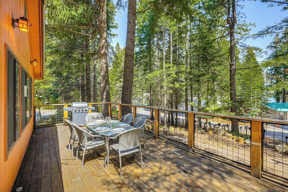 Walk to Lake Almanor: Prattville Cabin w/ 2 Decks!