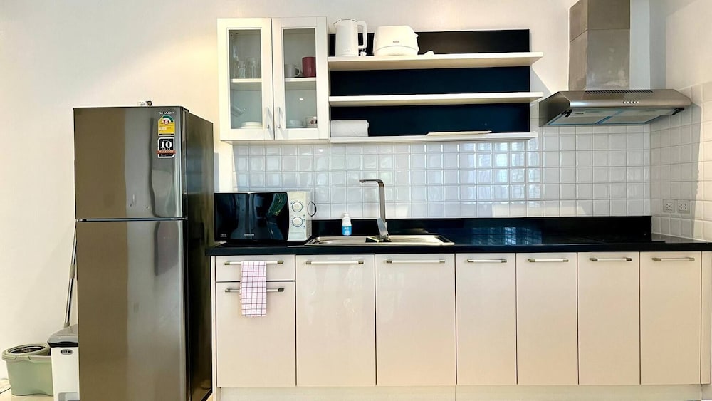 B6 - 1 Bdr Modern Condo With Balcony and Pool, Karon