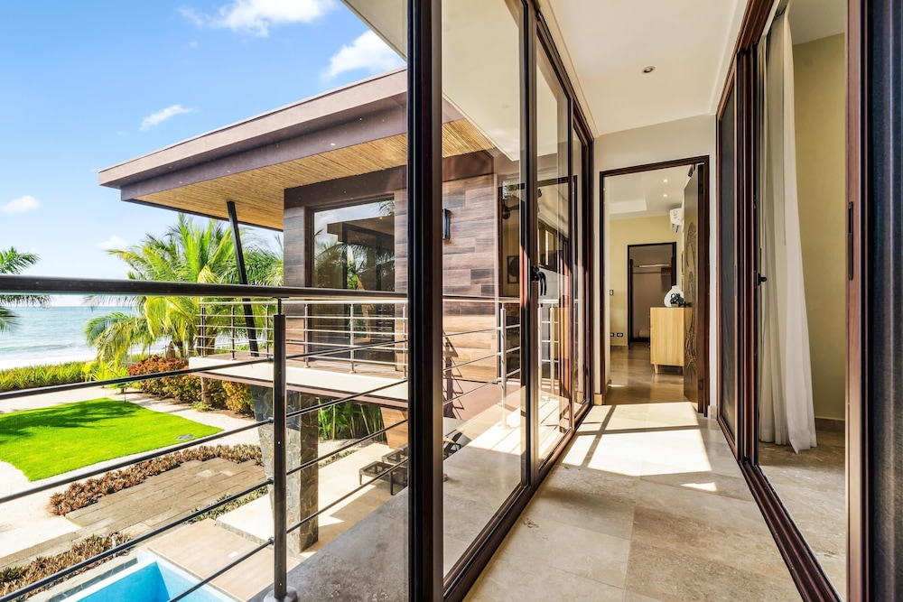 Beachfront Villa - Sunsets and Daily Maid Service