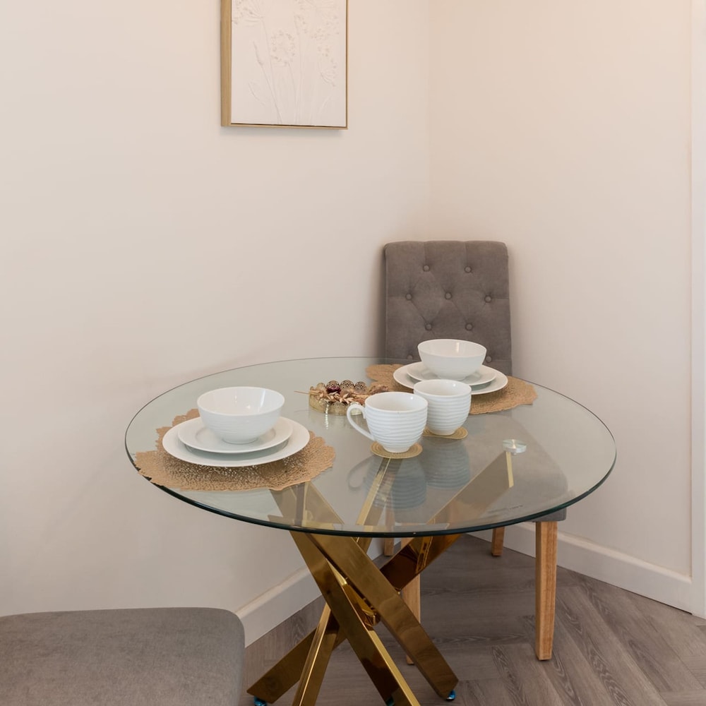 Host Stay Eccles Hideaway