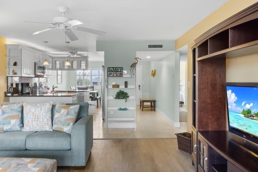 Sandpebble 3f 2 Bedroom Condo