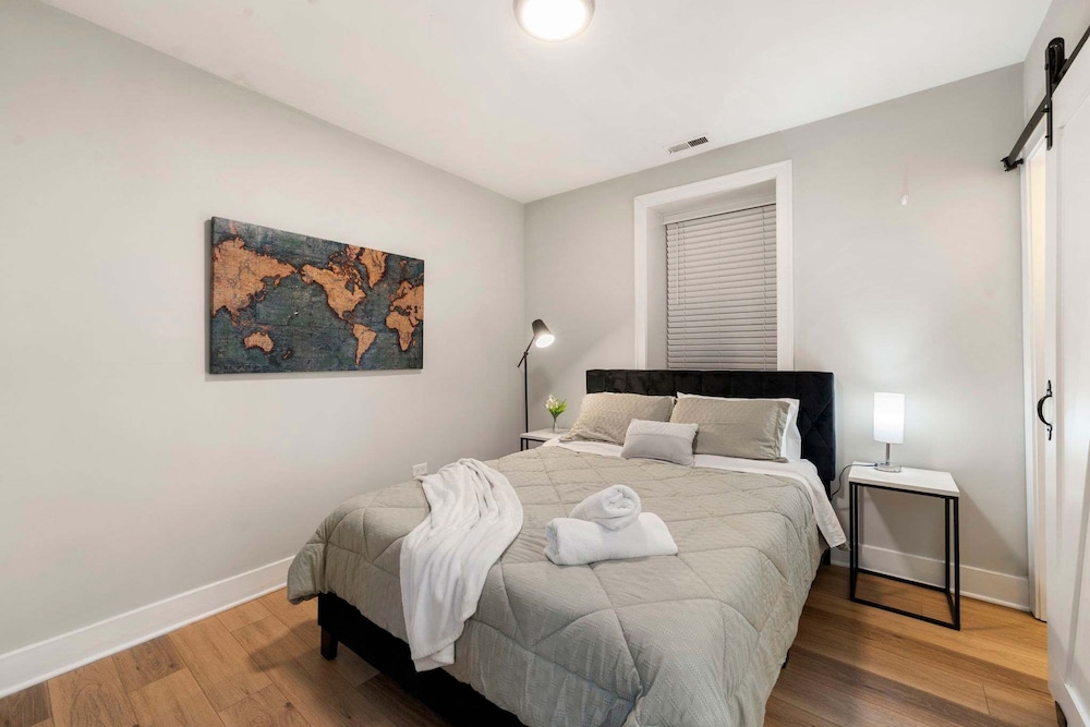 Spacious Pilsen 4 Bed 4 Bath Family Retreat