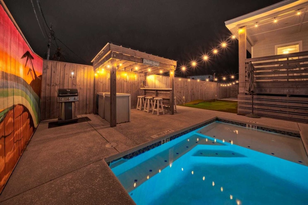 Sleeps 22! 2 Homes Priv Pool, Putting Green, Bar, Deck, Prime Port A Location