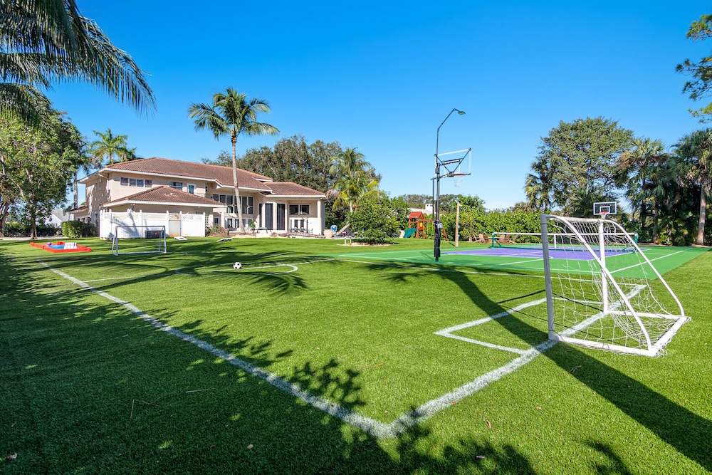 Luxurious 7-Bedroom Villa with Pool & Games