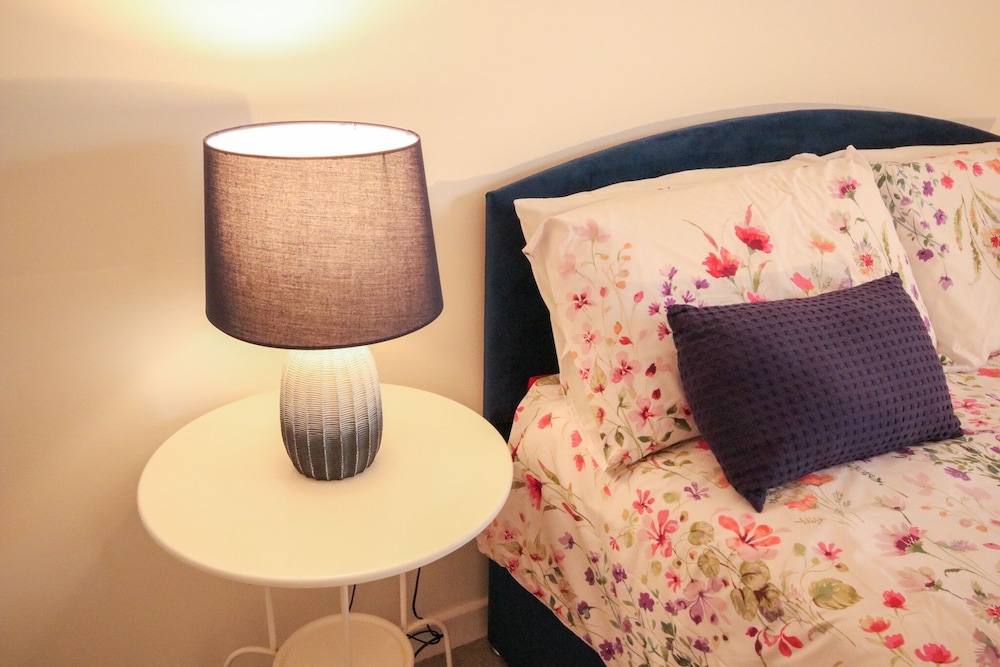 Swindon Cozy 2BR Retreat